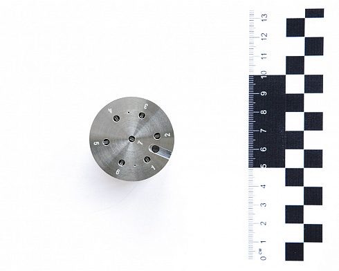 Семипозиционный держатель образцов для микроскопов TESCAN 