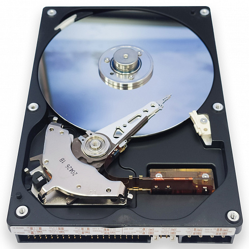 Головка чтения/записи из HDD IBM DeskStar 2002 года