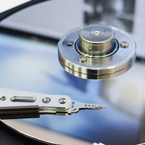 Головка чтения/записи из HDD IBM DeskStar 2002 года